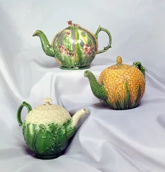 Trois théières Wedgwood à glaçure colorée, vers 1740
